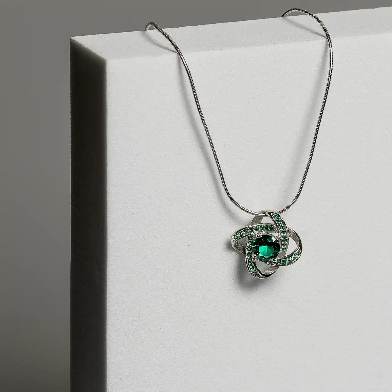 Celtic Knot™ Pendant — 18K White Gold | Emerald