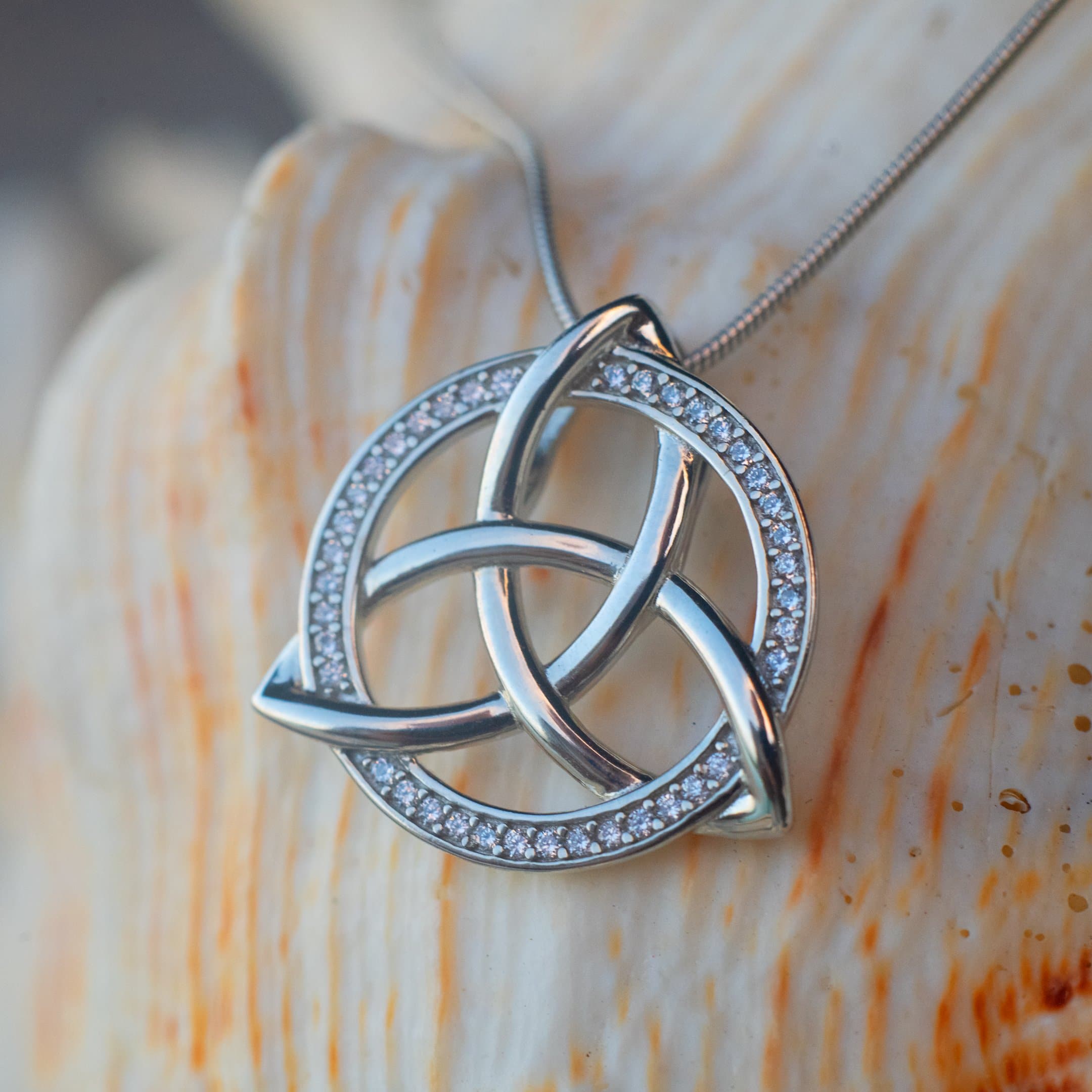 Trinity Knot™ Pendant — 18K White Gold | Diamond
