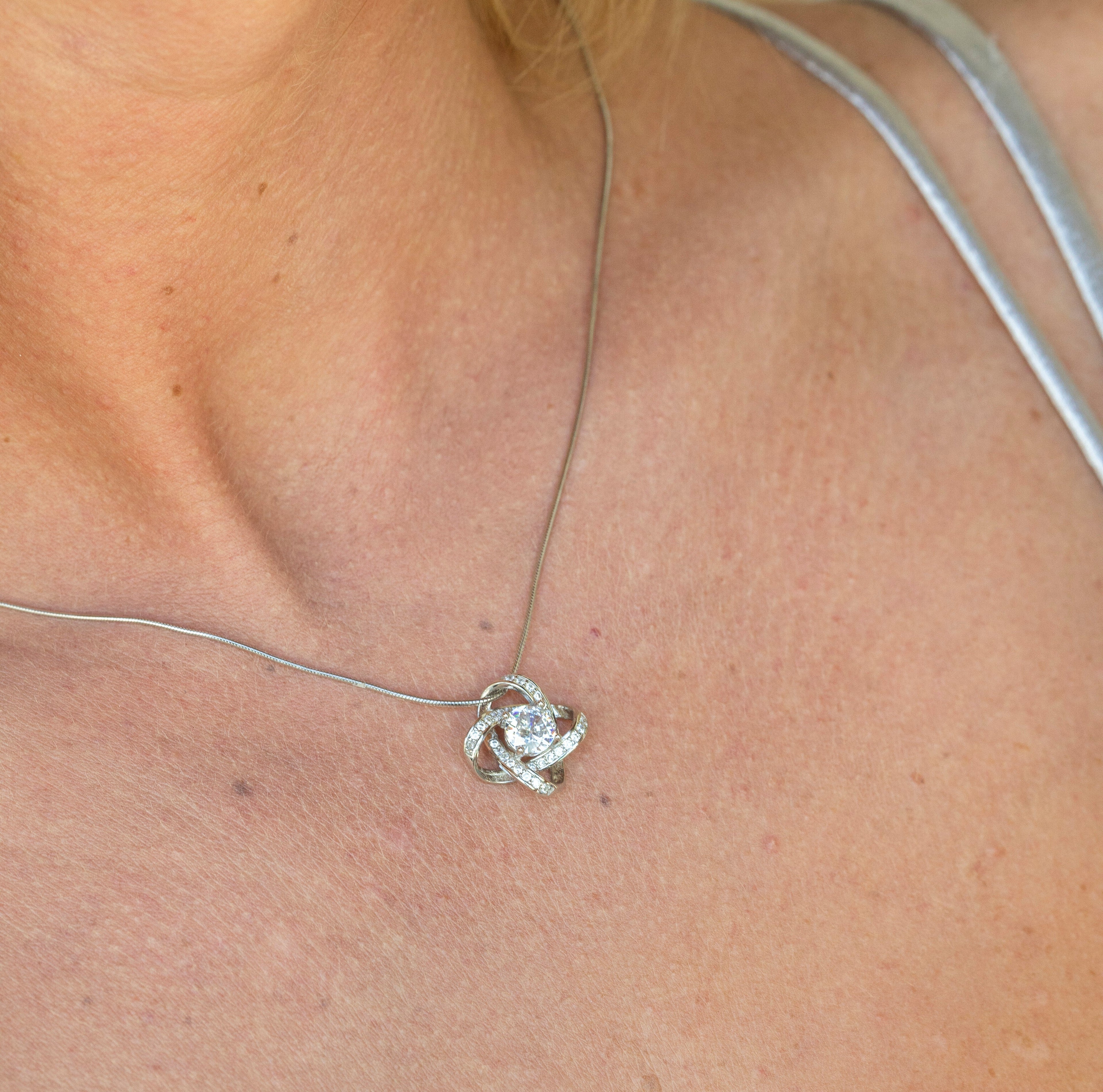 Celtic Knot™ Pendant — 18K White Gold | Diamond