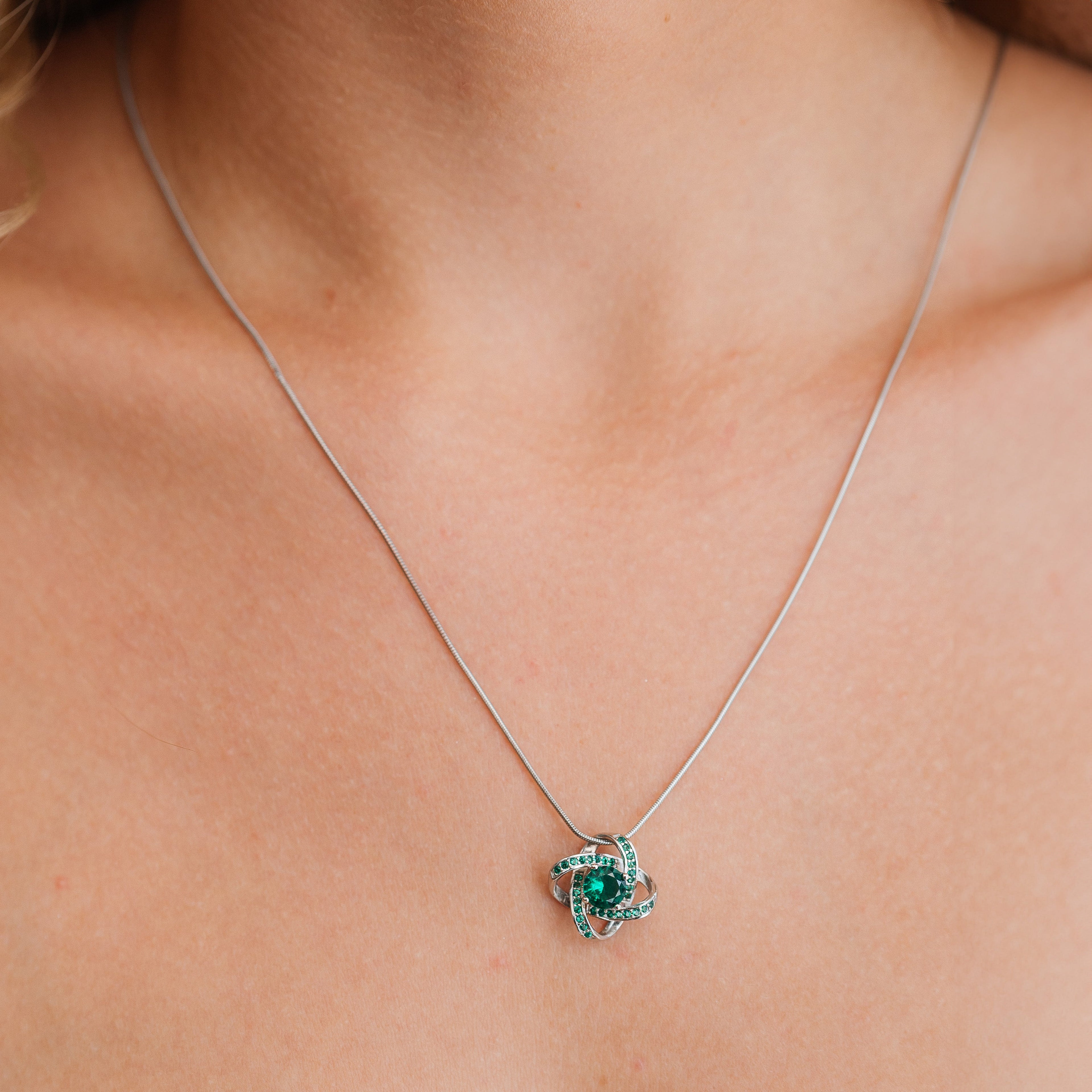 Celtic Knot™ Pendant — 18K White Gold | Emerald