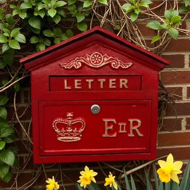 ER II Horizontal Wall Mounted Cast Iron Post Box